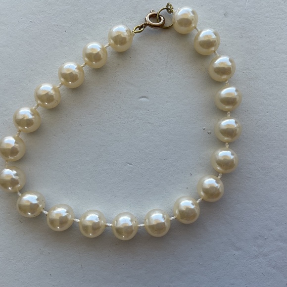 Faux pearl bracelet and earrings set. Vintage. Post pierced - Picture 4 of 10